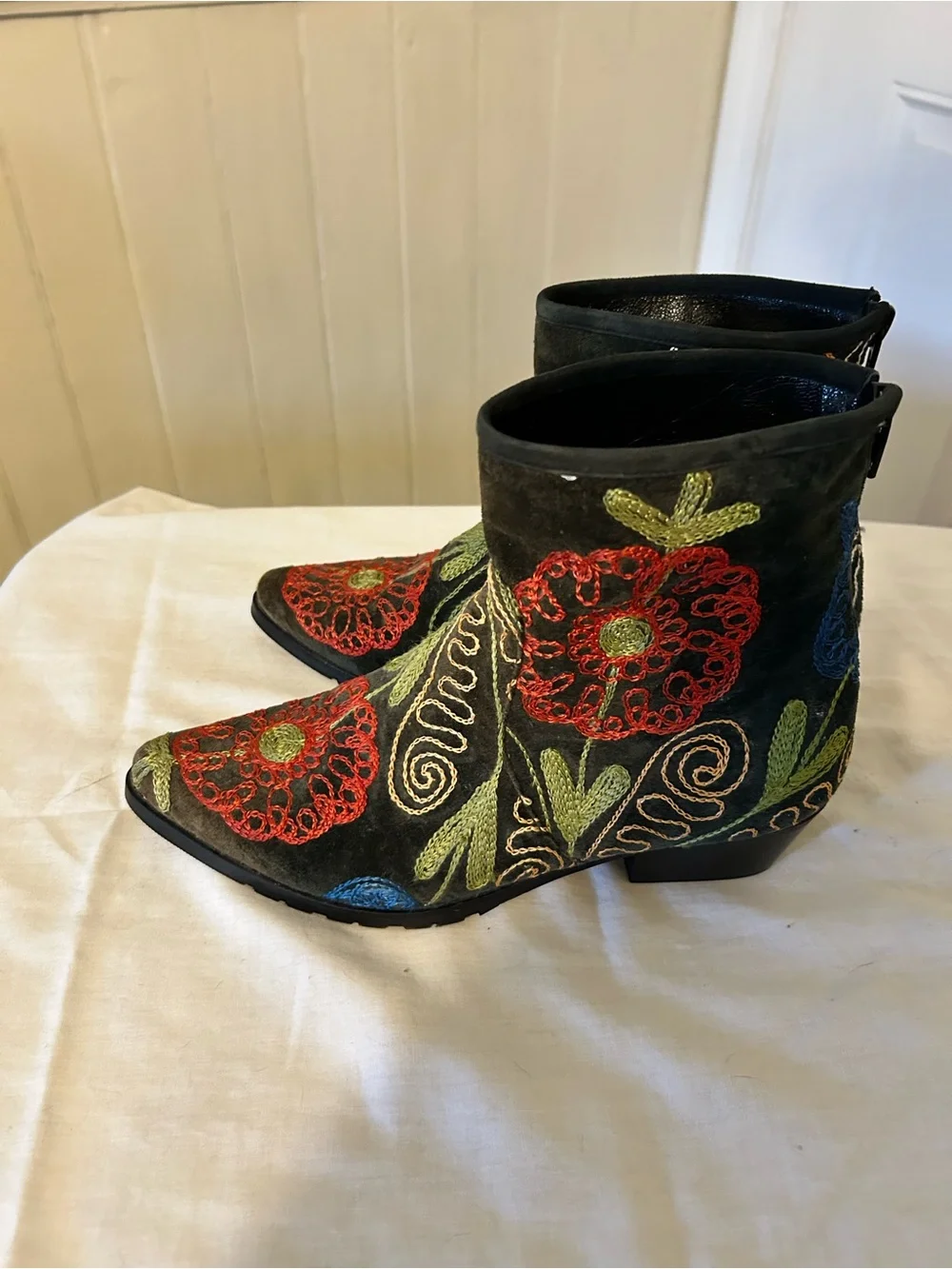 Artemis Turkey Handmade Velvet Suzani Embroidered Boots/EU 38 US 7/7.5 NEW